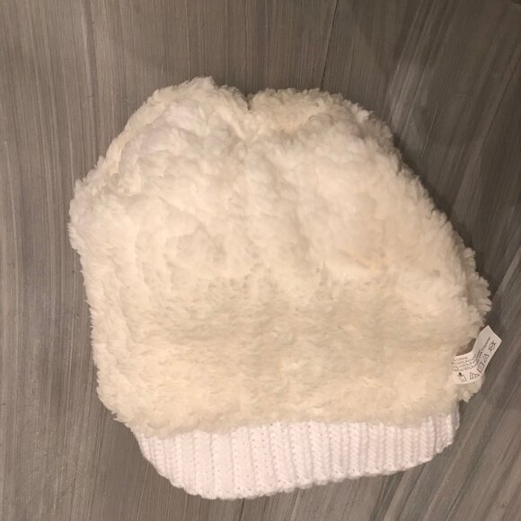 Ladies White Cable Knit Winter Cap With Pom - Picture 3 of 3
